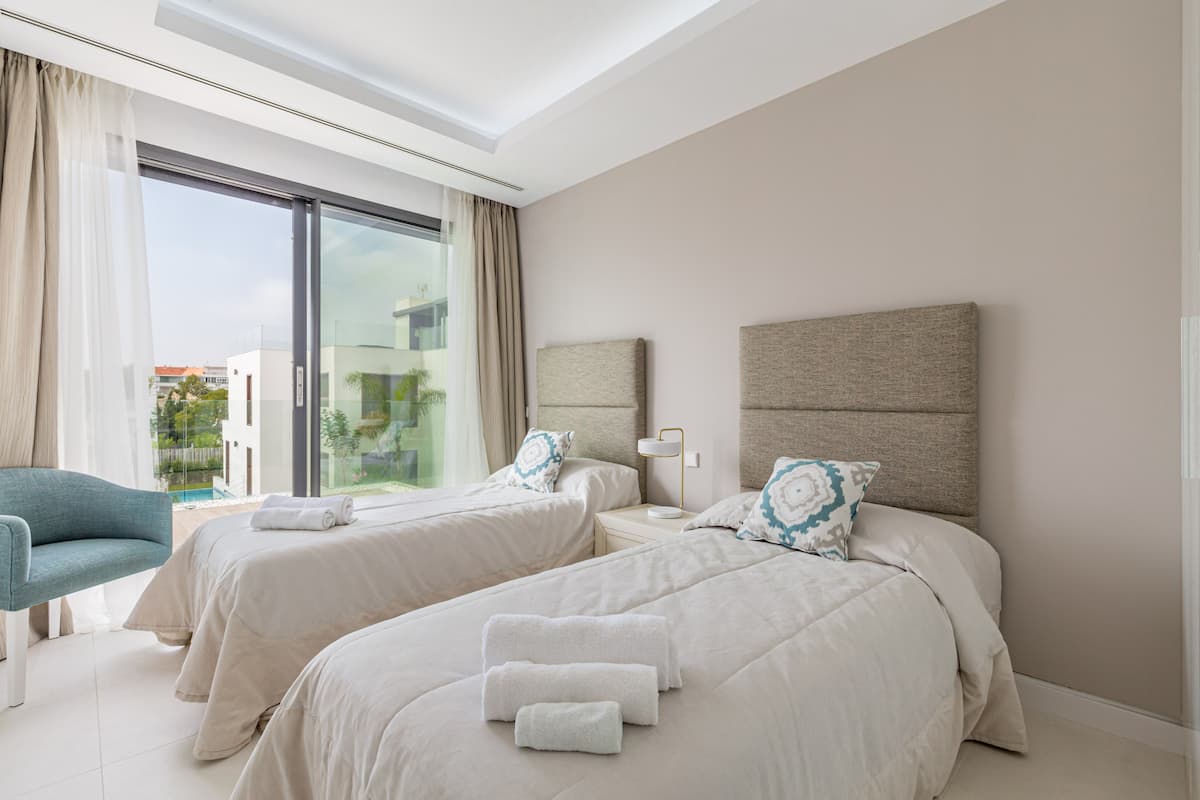 Twin bedroom