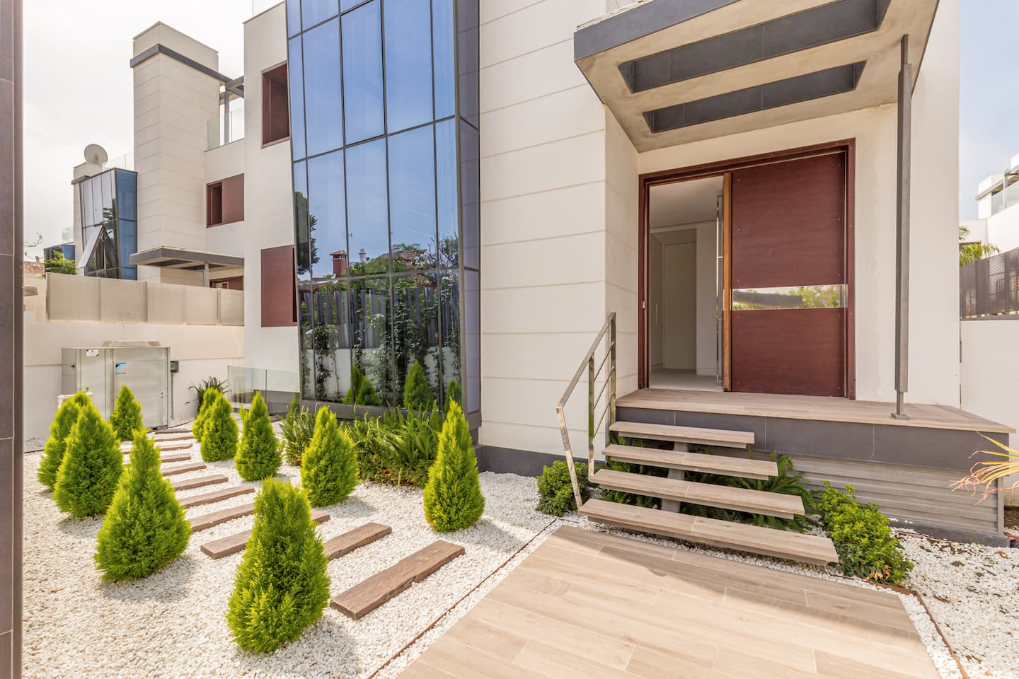 Landscaped entrance to the villa